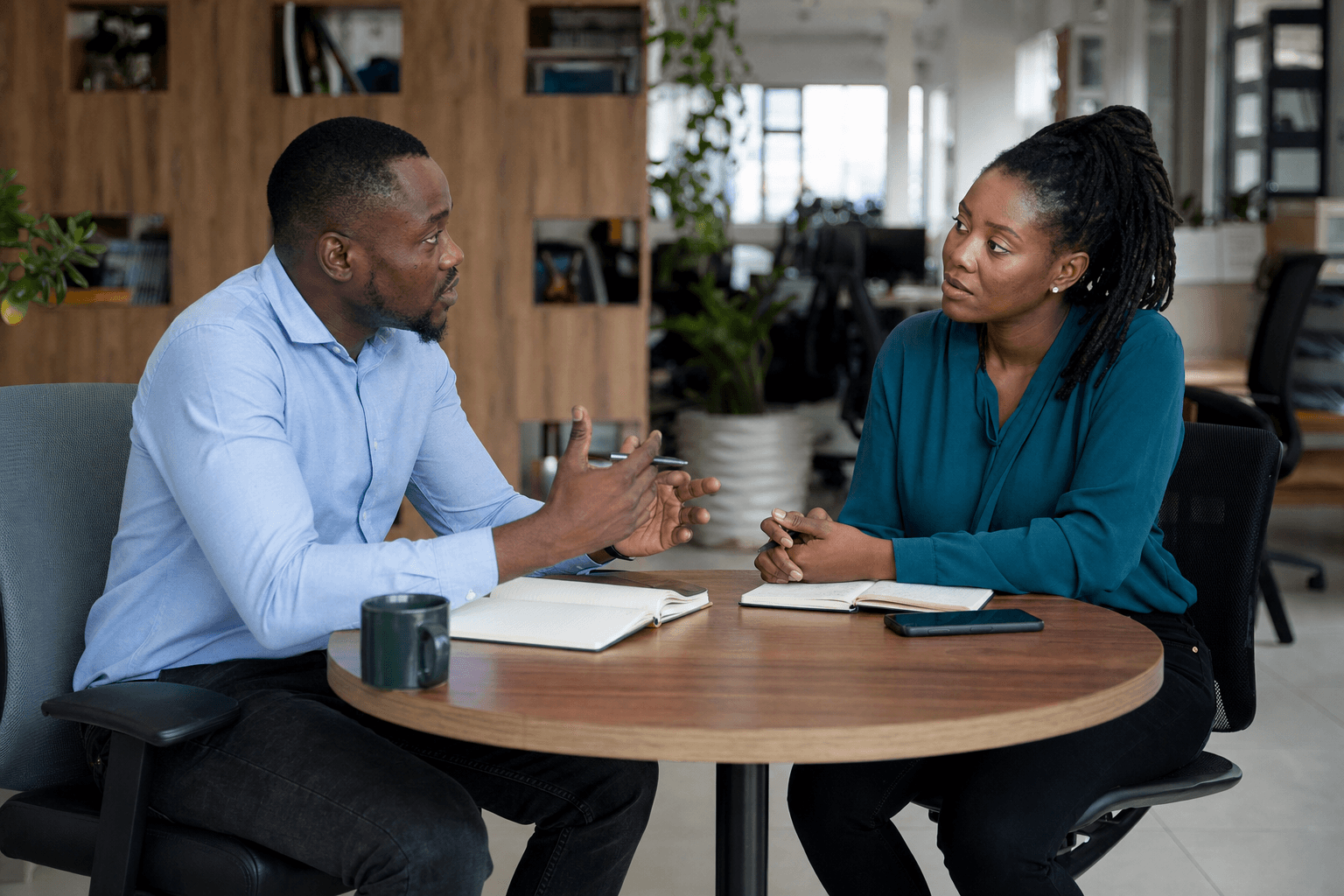 Deux professionnels échangeant avec attention au cours d’une conversation