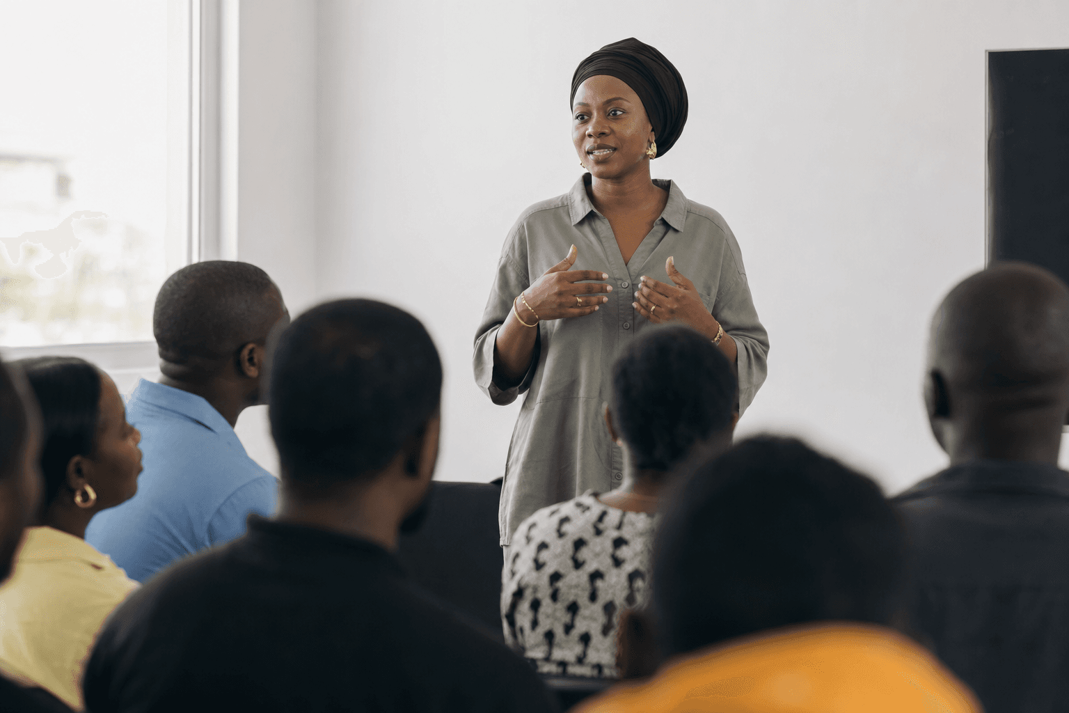 Une femme leader prend la parole avec assurance devant un public