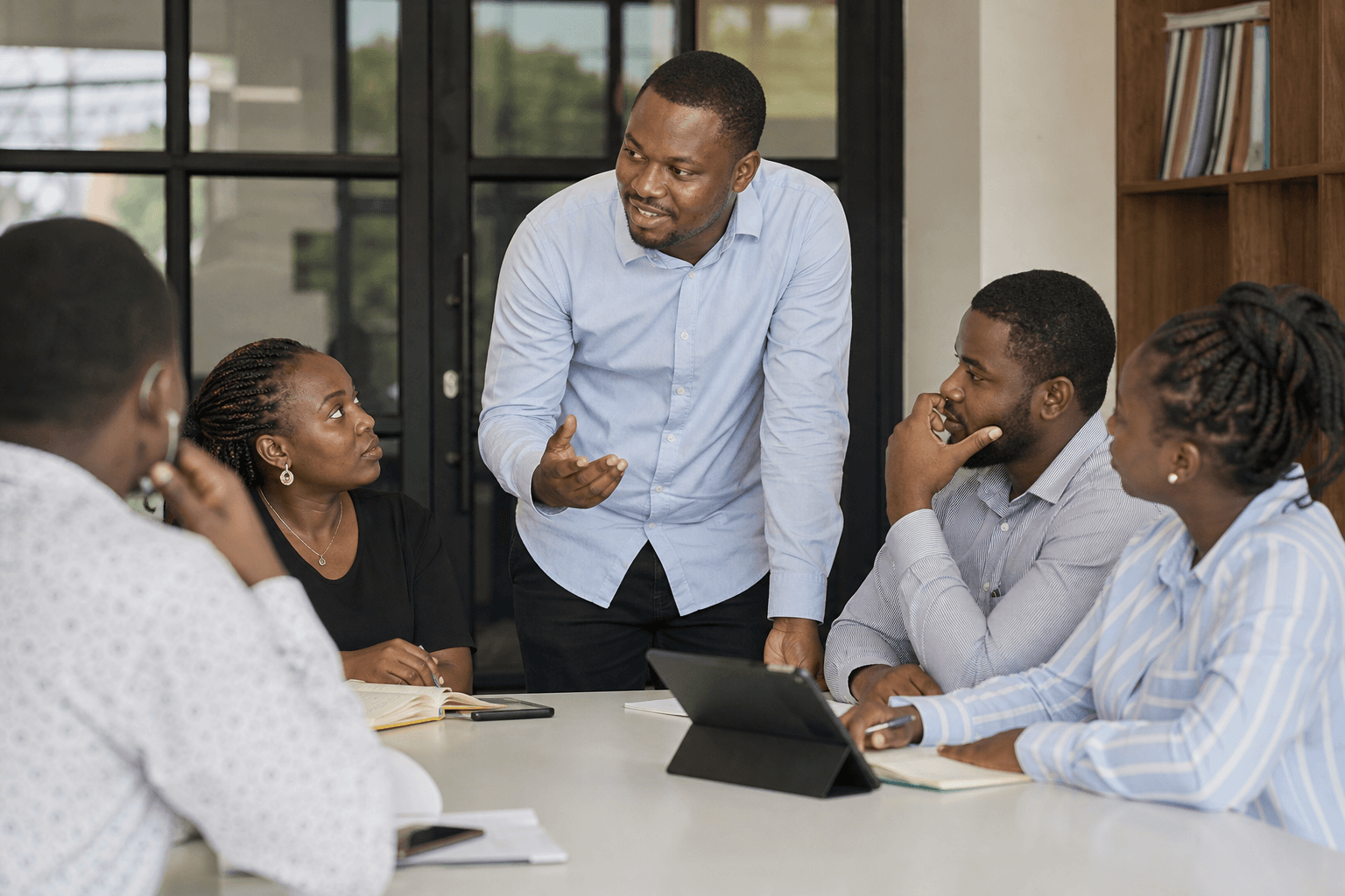 Manager animant une réunion collaborative avec son équipe