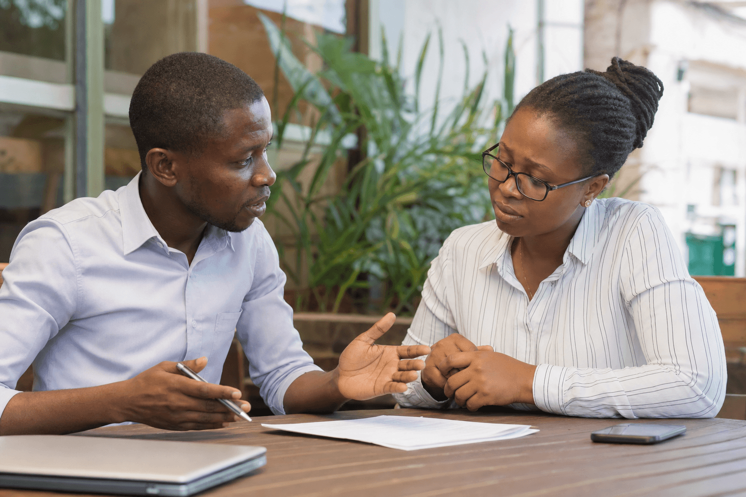 Deux collègues analysent un document pendant une conversation de feedback