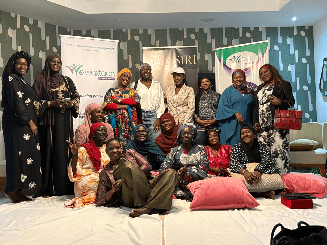 Groupe de femmes réunies autour d'une activité de leadership.