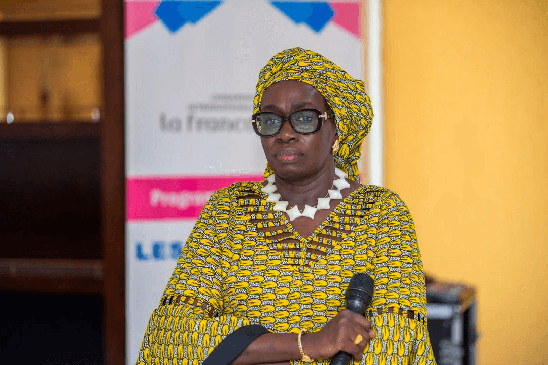 Khadijatou Cissé prend la parole avec un micro lors d'une conférence.