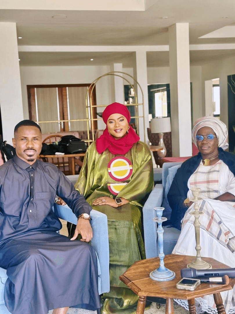 Khadijatou Cissé lors d'un entretien média avec Dip Doundou Guiss et une intervieweuse.