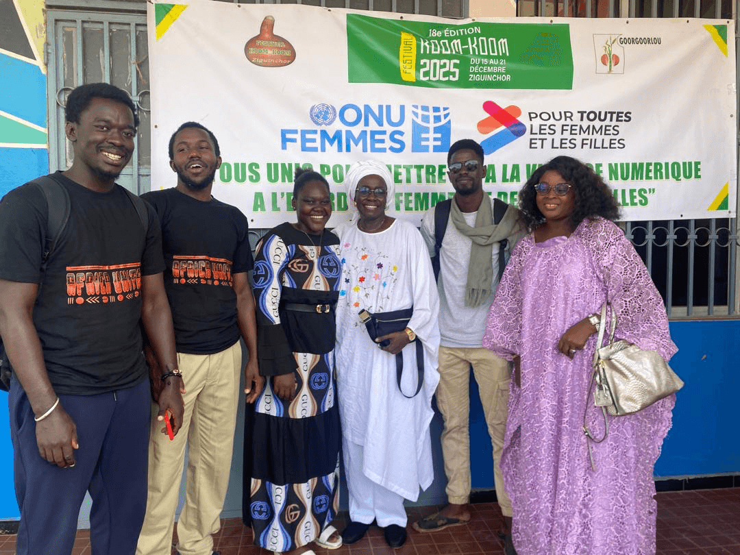 Khadijatou Cissé avec des participantes lors d'une activité ONU Femmes.