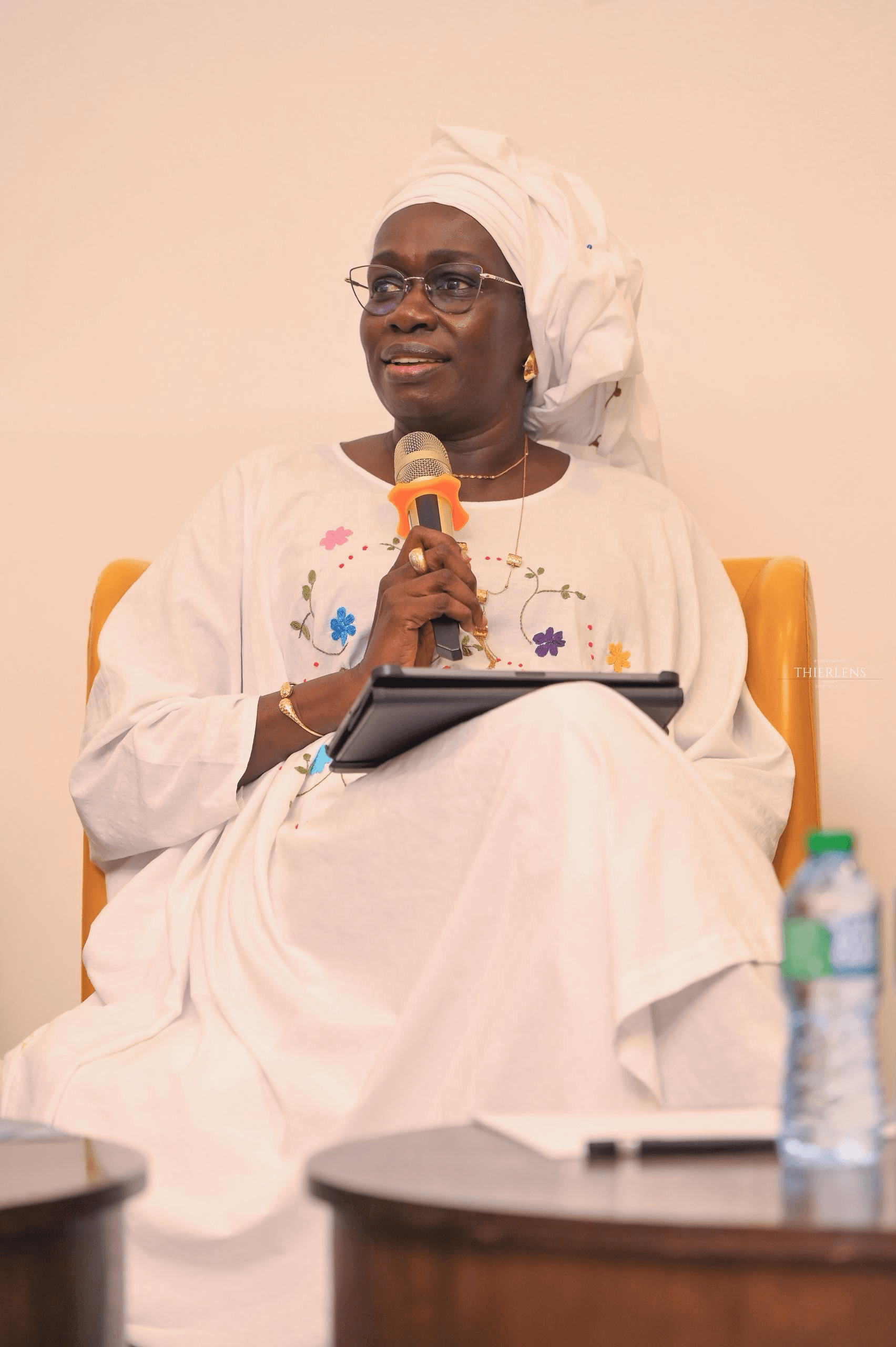 Khadijatou Cissé intervient au micro lors d'un panel.